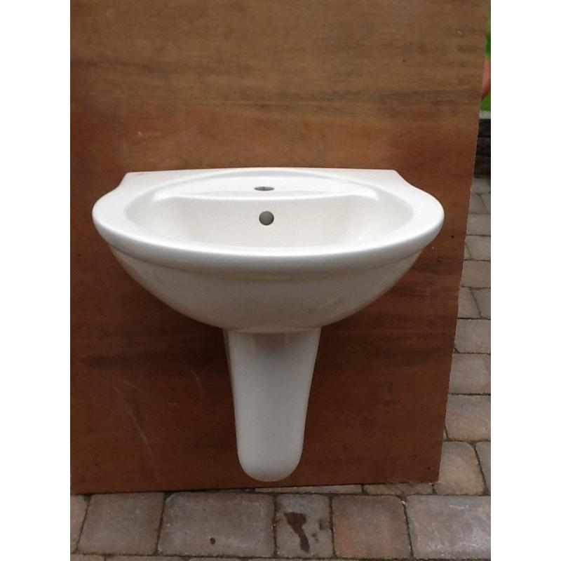Basin and Semi-Pedastal in Pergamon (off white)