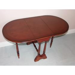 Small mahogany drop leaf gate leg coffee table / side table