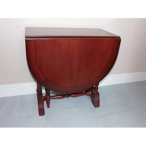 Small mahogany drop leaf gate leg coffee table / side table