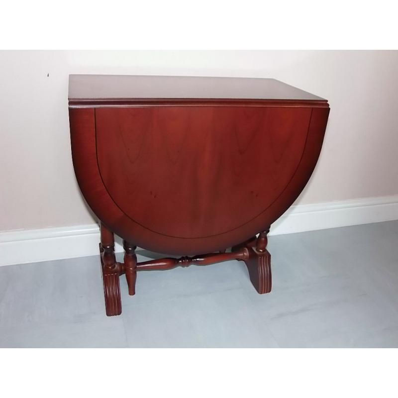 Small mahogany drop leaf gate leg coffee table / side table