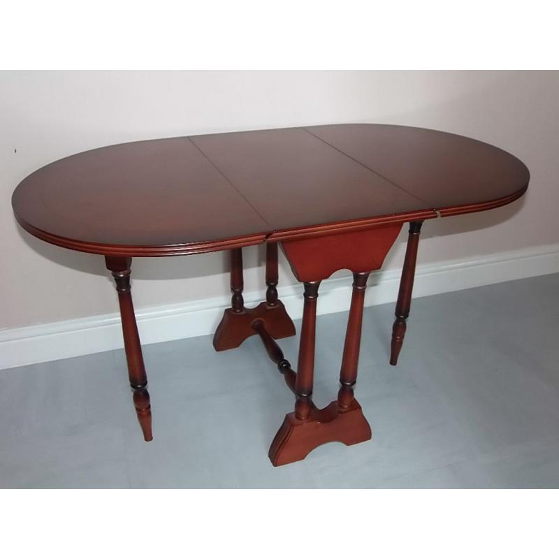 Small mahogany drop leaf gate leg coffee table / side table