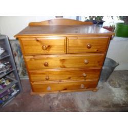 Pine chest of drawers