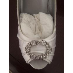 White satin wedding shoes in off white size 7- unworn and in box!