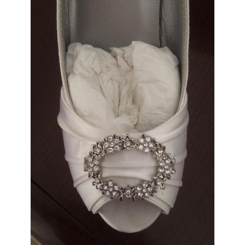 White satin wedding shoes in off white size 7- unworn and in box!