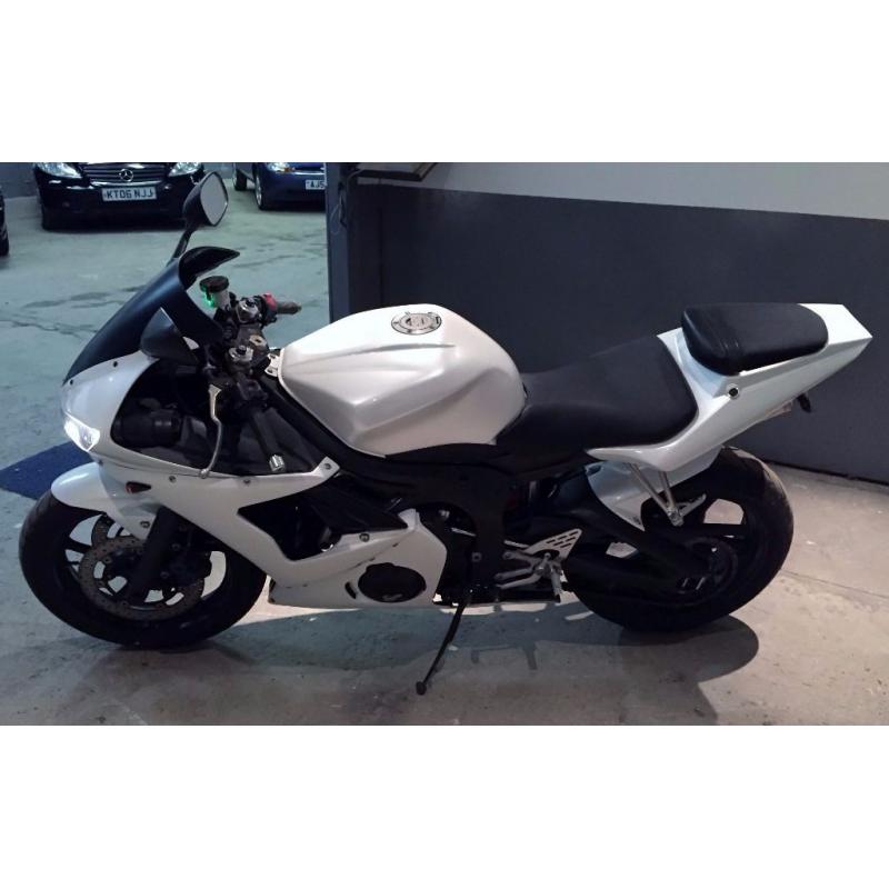 STUNNING "ONE OFF" 2005 Yamaha YZF R6 ( Portuguese Bike ) NEVER SEEN THE RAIN, Pearl white/Black !