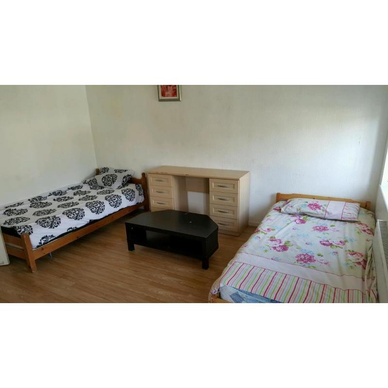 DOUBLE BEDROOM AVAILABLE FROM 27.07.16 FEMALES/COUPLES