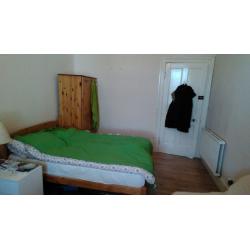 Long term double room to let in Leith
