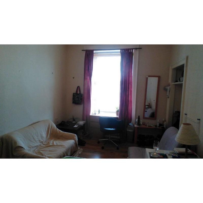 Long term double room to let in Leith