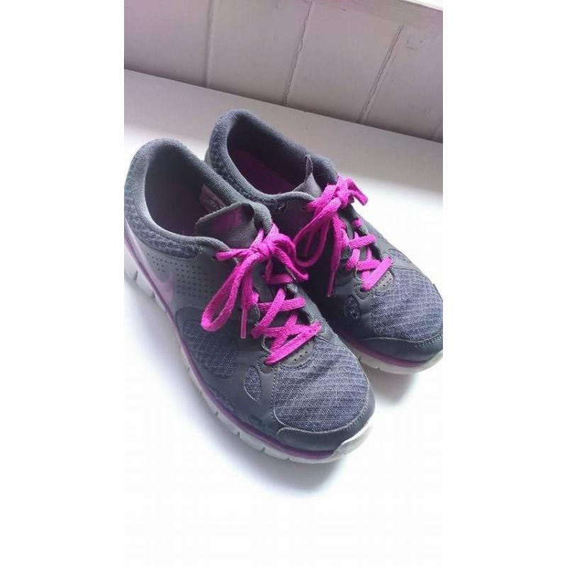 Sports shoes size 4