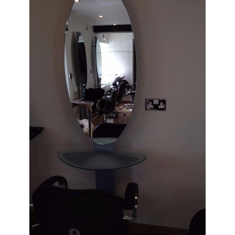 Hairdressing styling mirrored unit with hydraulic chair
