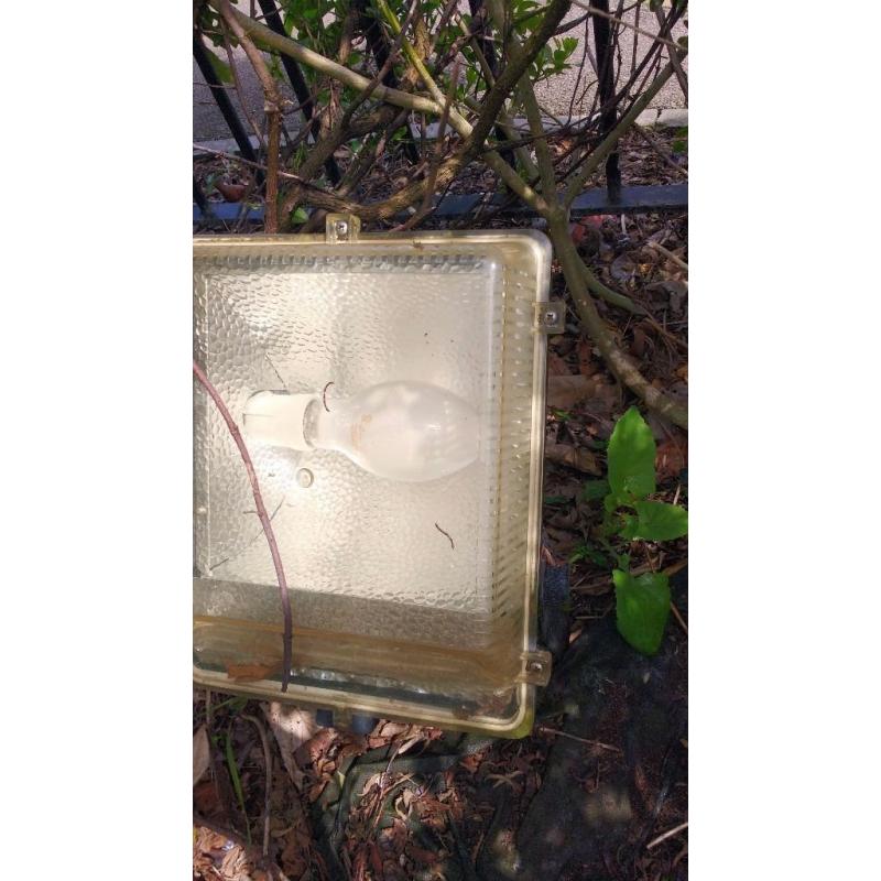 Floodlight with 70 Watt Radium bulb Large – includes Radium bulb.