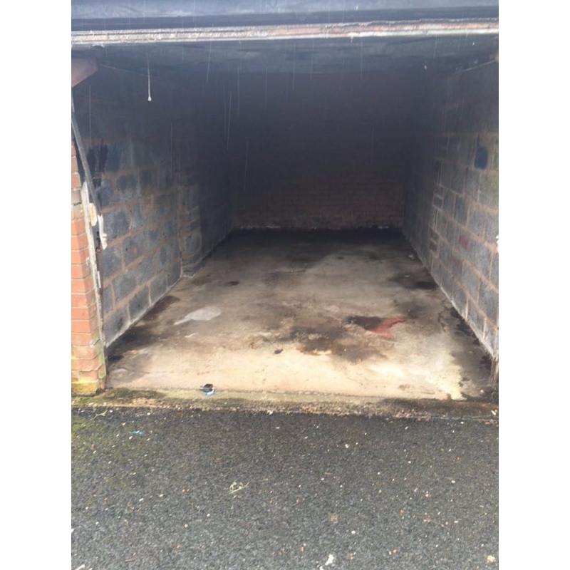 LOCK UP GARAGE TO LET IN STAFFORDSHIRE