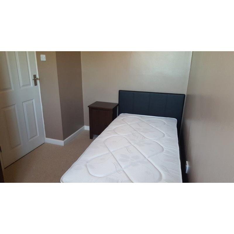 A single room for a FEMALE tenant in a spacious, newly refurbished house in Luton