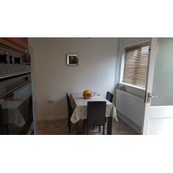 A single room for a FEMALE tenant in a spacious, newly refurbished house in Luton