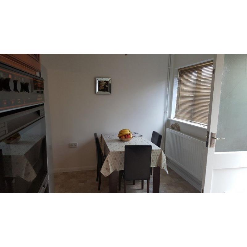A single room for a FEMALE tenant in a spacious, newly refurbished house in Luton