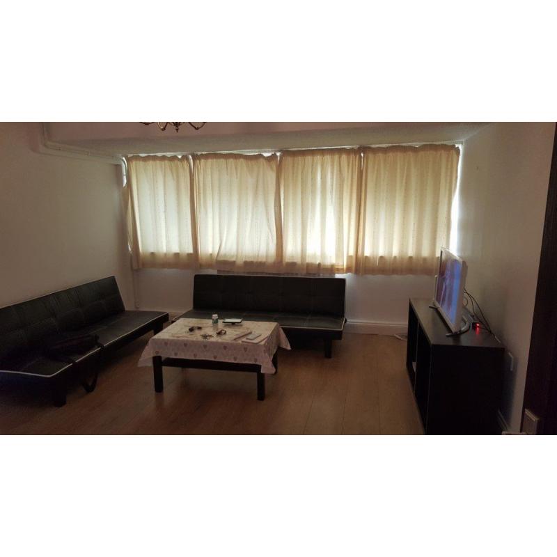 A single room for a FEMALE tenant in a spacious, newly refurbished house in Luton