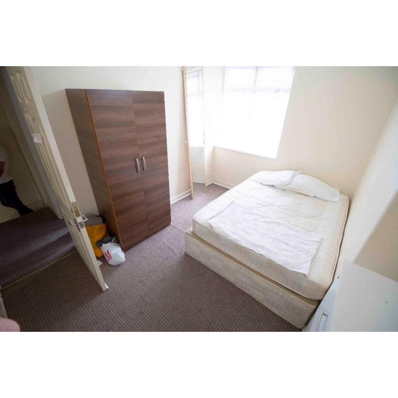 Double room to rent in fully furnished house in Acton