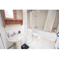 Double room to rent in fully furnished house in Acton