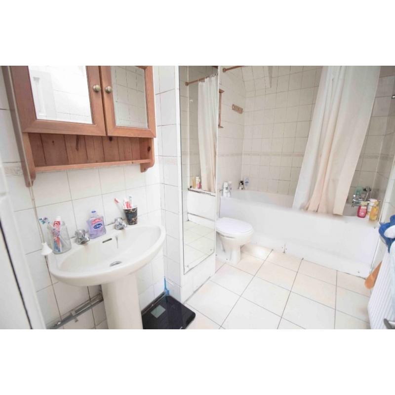 Double room to rent in fully furnished house in Acton