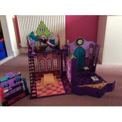 Monster high school with accessories and draw on doll