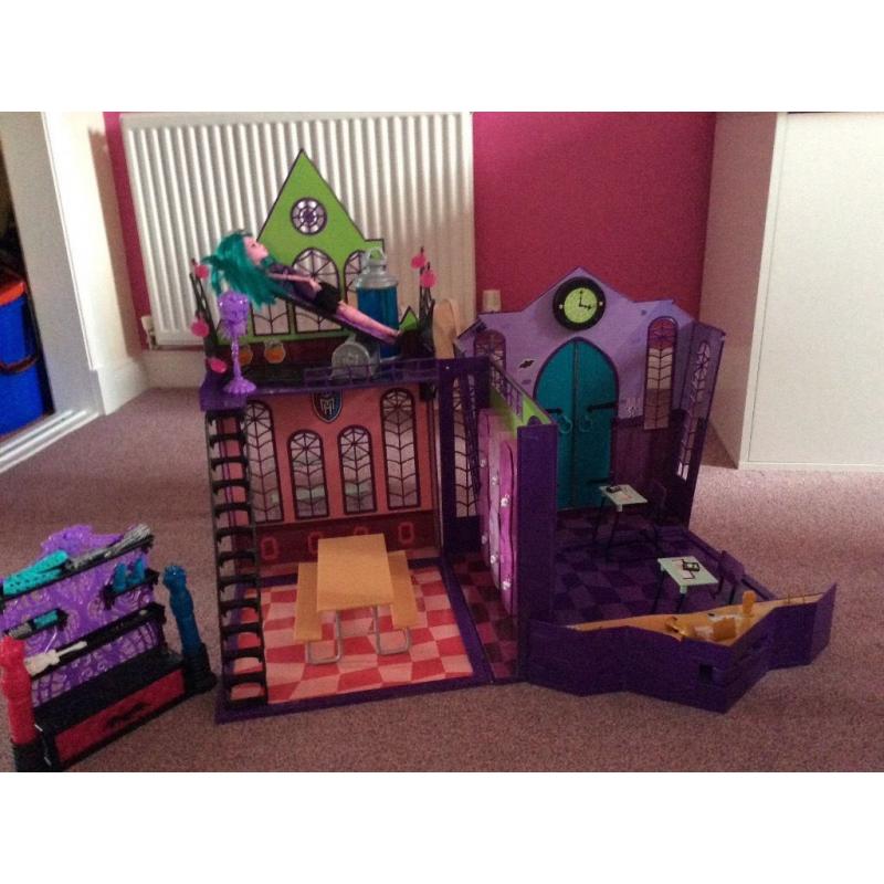 Monster high school with accessories and draw on doll
