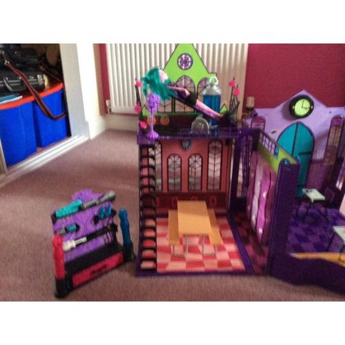 Monster high school with accessories and draw on doll