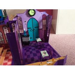 Monster high school with accessories and draw on doll