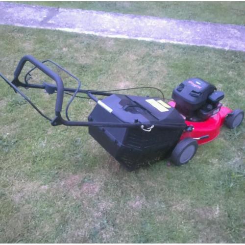 Self propelled petrol lawnmower