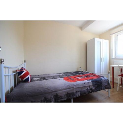Double Bed in Rooms available for rent in 4-bedroom, 2-storey flatshare in Putney
