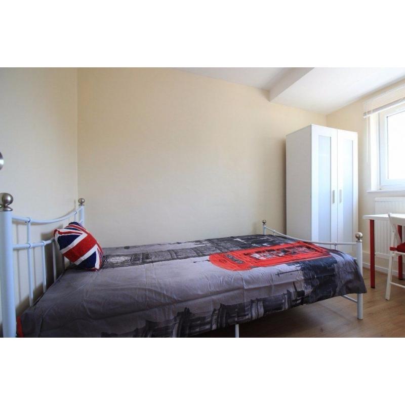 Double Bed in Rooms available for rent in 4-bedroom, 2-storey flatshare in Putney