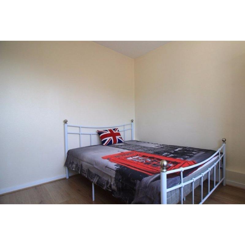 Double Bed in Rooms available for rent in 4-bedroom, 2-storey flatshare in Putney