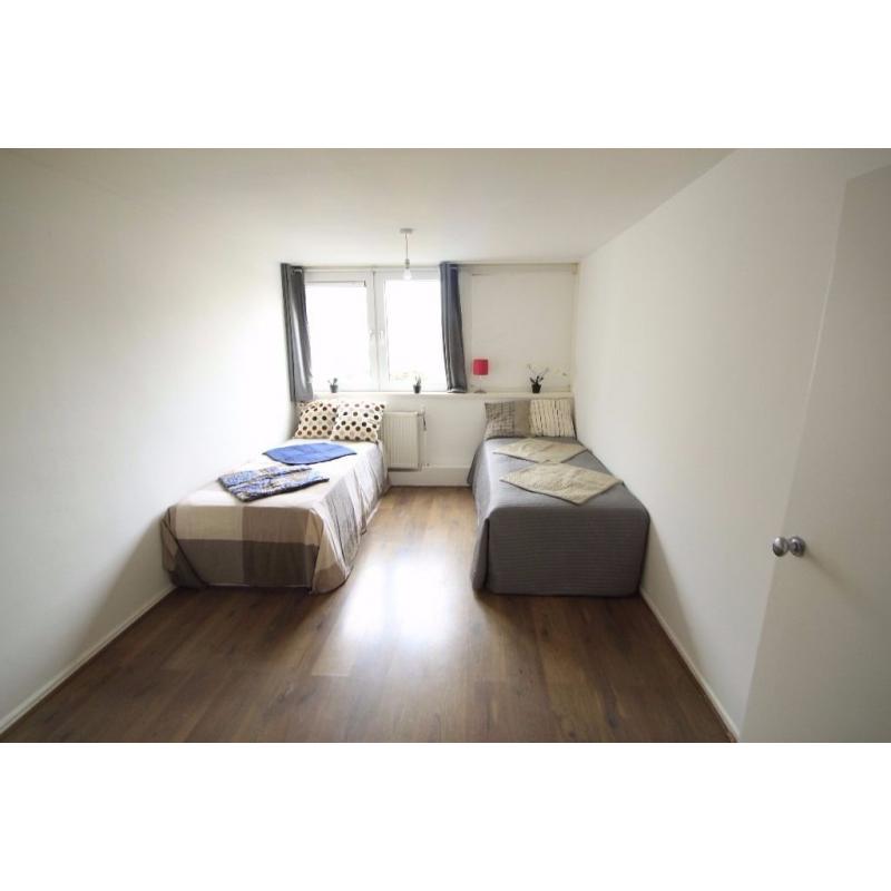 Huge twin room in a flat with a very spacious kitchen, a terrace and two bathroom flat! (83W)