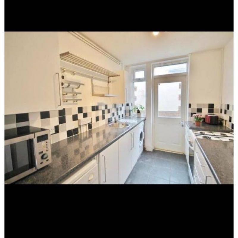 LOVELY BIG DOUBLE ROOM TO RENT - CALL