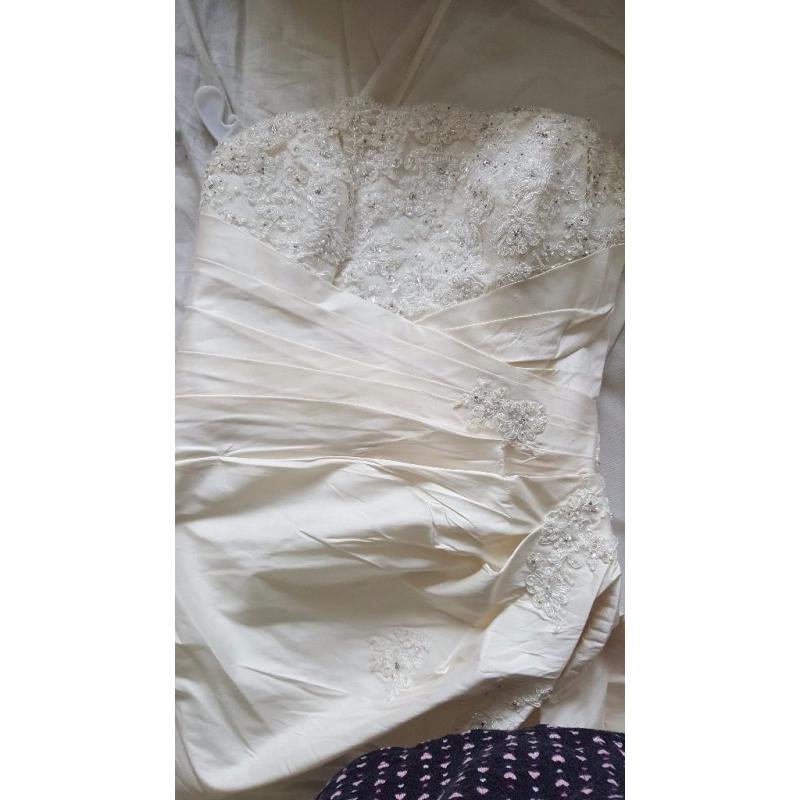 Beautiful La Sposa wedding dress, size 14-16. Ivory with lovely beading detail.