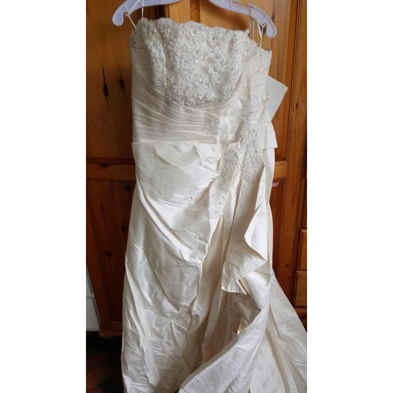 Beautiful La Sposa wedding dress, size 14-16. Ivory with lovely beading detail.