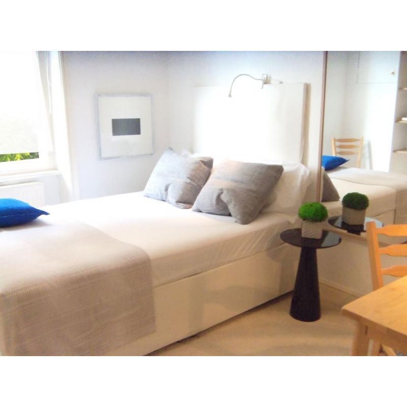SHORT TERM: Room in flat share OFFERED. Earl's Court, Zone 1. For a few Weeks / Months.
