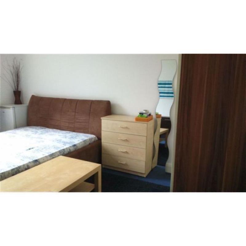 Double room in flatshare at Finchley Road / North Circular - bills included
