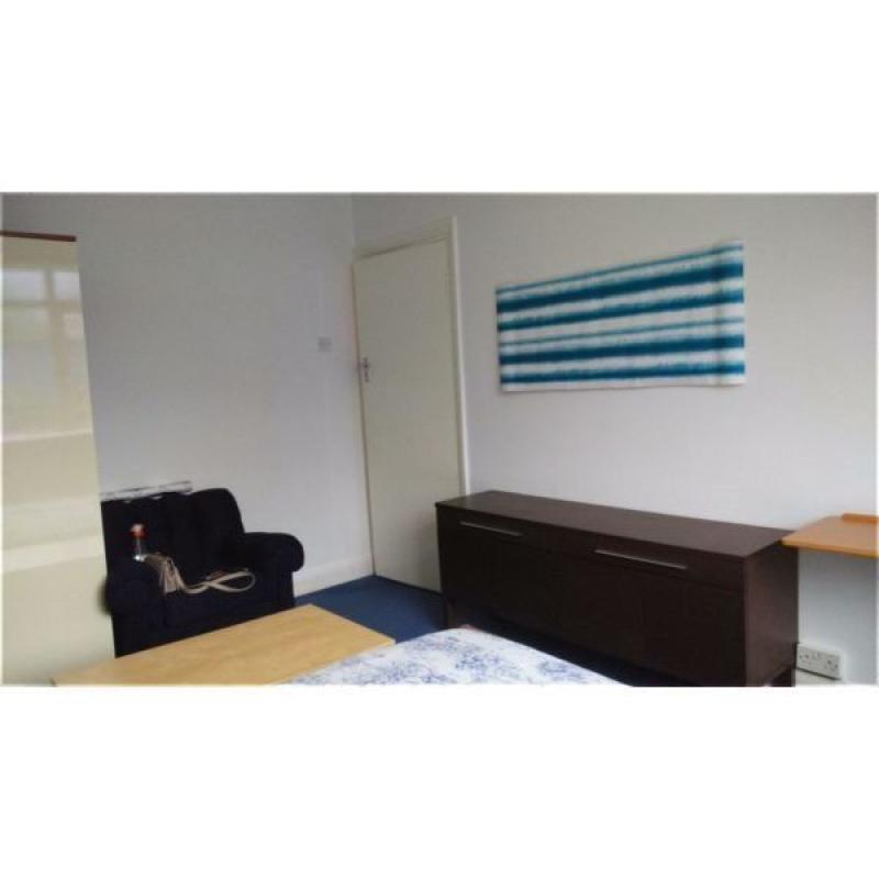 Double room in flatshare at Finchley Road / North Circular - bills included