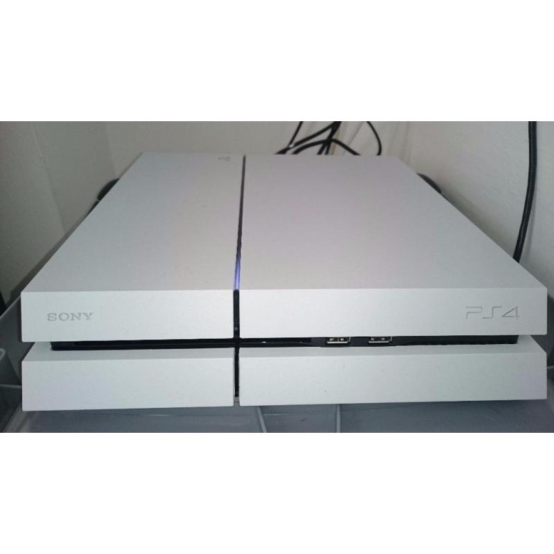 Playstation 4 Glacier White 500GB 5 weeks old like new and the last of us