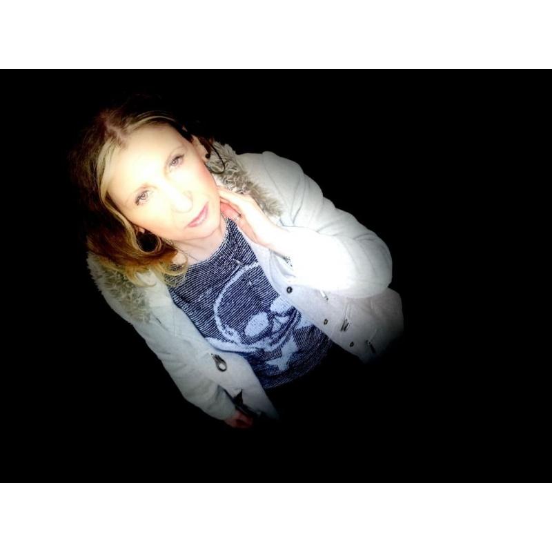 Female Vocalist seeks COVERS BAND in London or Kent area