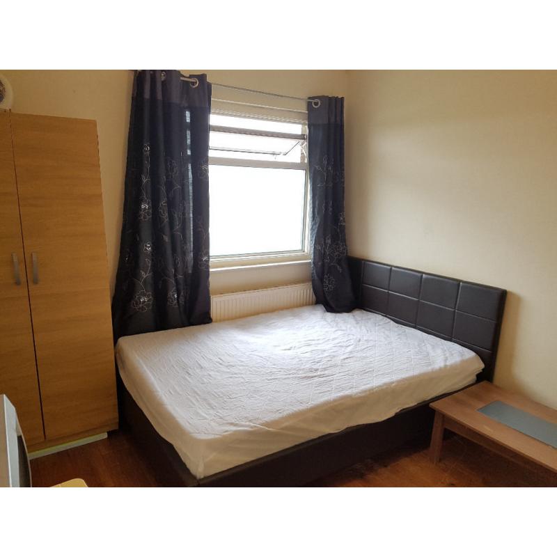 1 MASTER BED ROOM IS AVAILABLE NEAR to THE UPTONPARK STATION