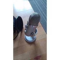 Blue yeti and Auna-900 usb microphone's