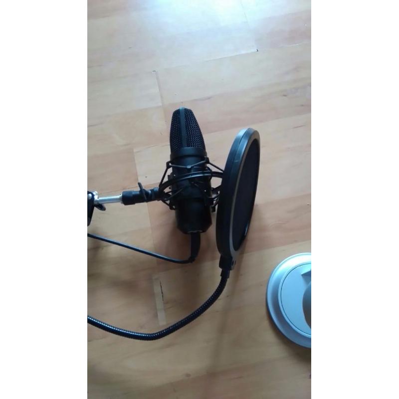 Blue yeti and Auna-900 usb microphone's