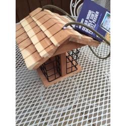 STUNNING CEDAR WOOD SUET BIRD FEEDER