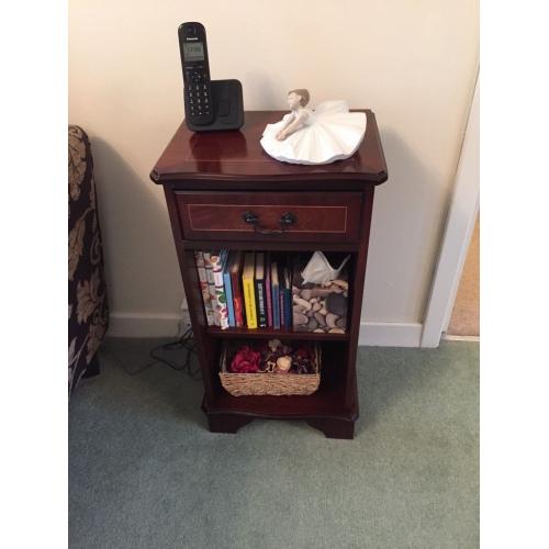 Mahogany bedside cabinet in very good condition.