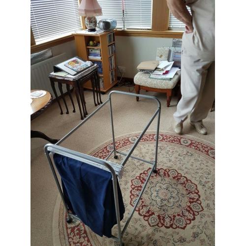 Space saving trouser hanger