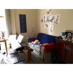 Bright and Spacious double room in Brunstfield/Tollcross to rent from September
