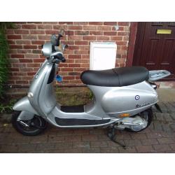 2001 Vespa ET4 125 classic shape automatic scooter, very long MOT, silver, new tyre, new exhaust...