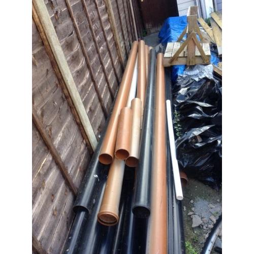 6 lengths of brown drainage pipe with 4 bags of all different connectors