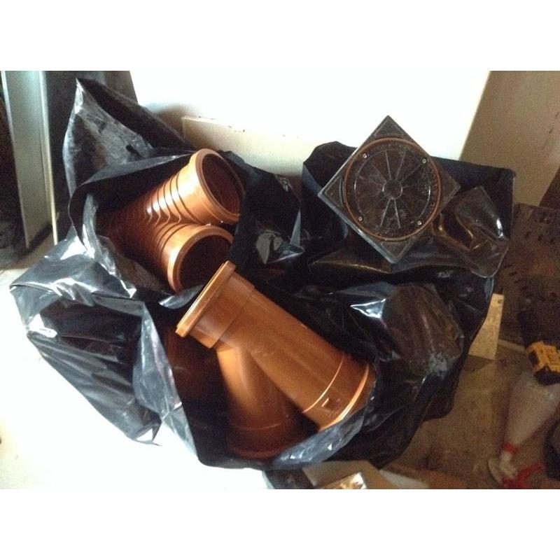 6 lengths of brown drainage pipe with 4 bags of all different connectors